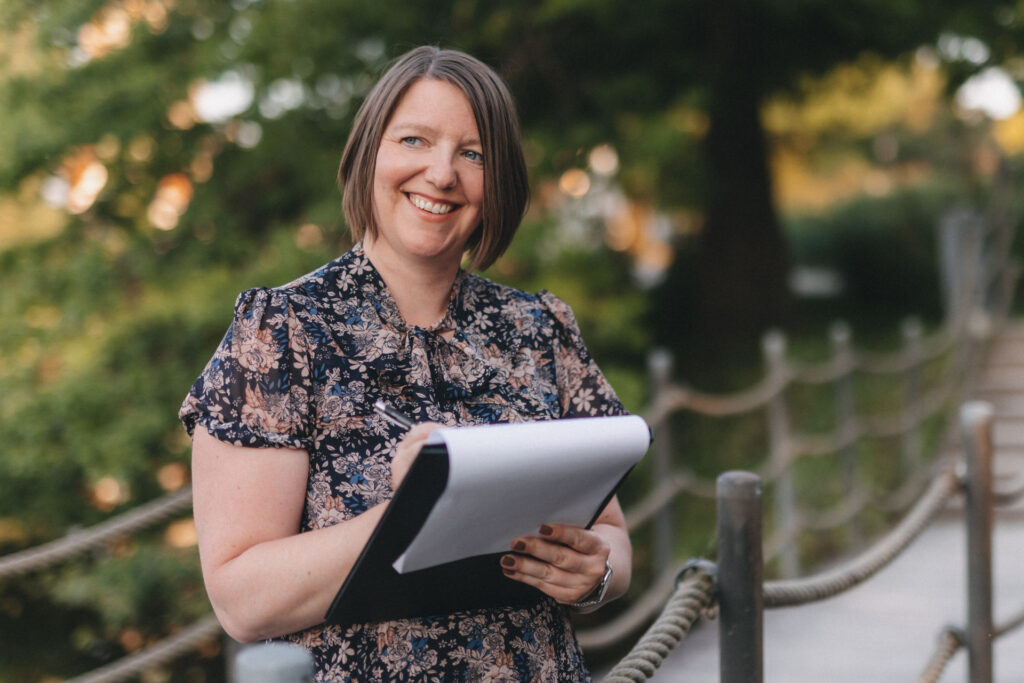 Traurednerin vor Hochzeitslocation in Rheda Wiedenbrück