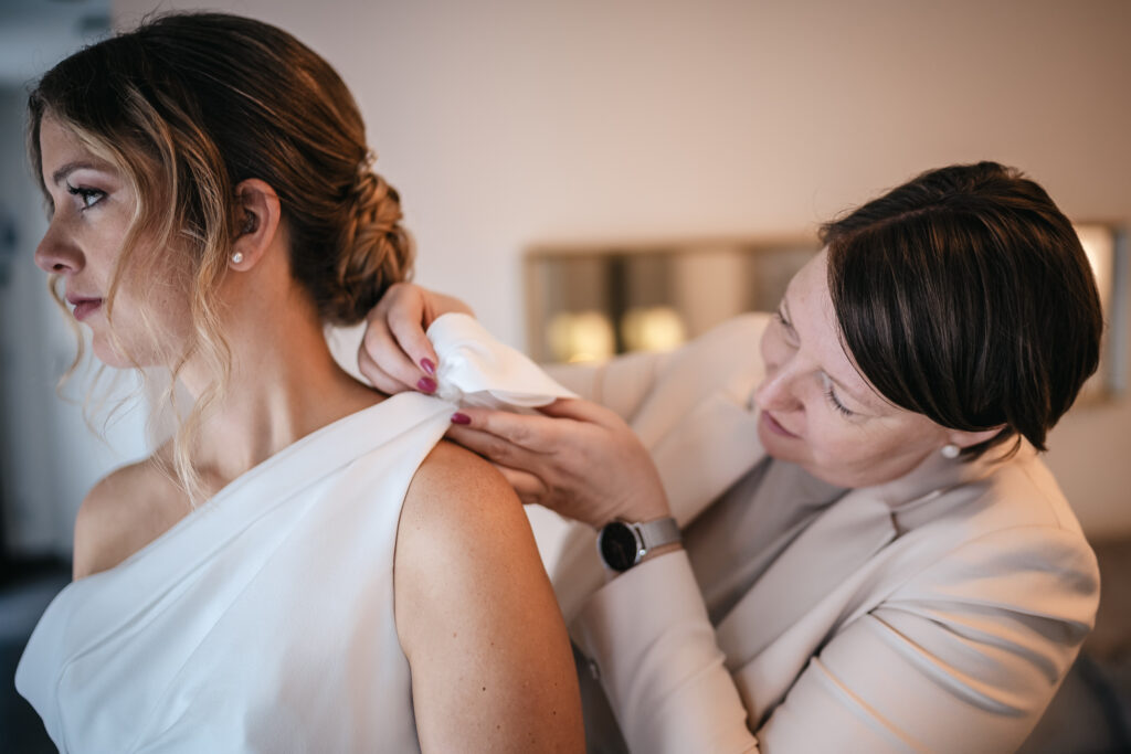 Hochzeitsplanerin mit Braut in Hochzeitslocation
