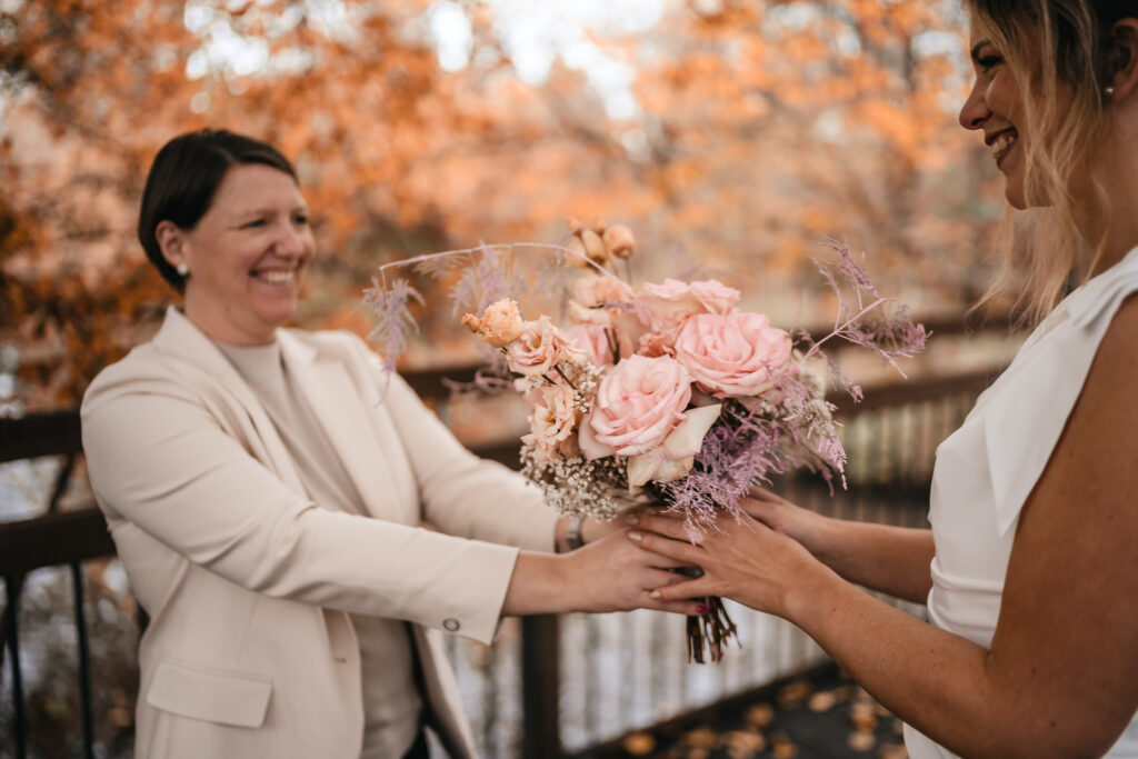 Hochzeitsplanerin it Braut und Brautstrauß in Hochzeitslocation