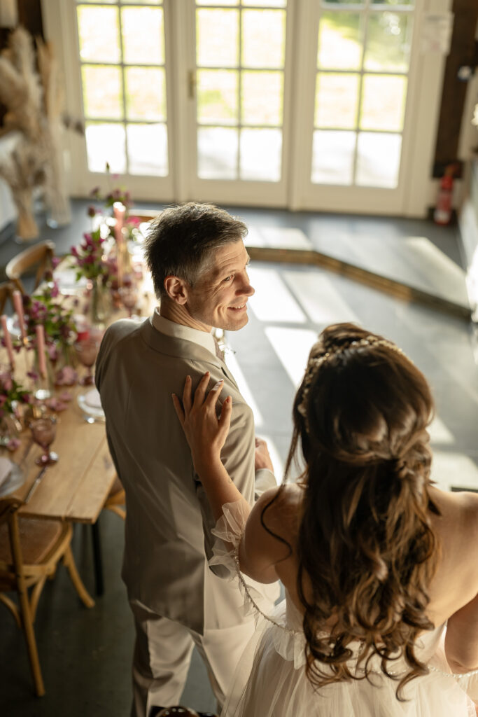 Hochzeitspaar in Hochzeitslocation in Bielefeld vor der freien Trauung