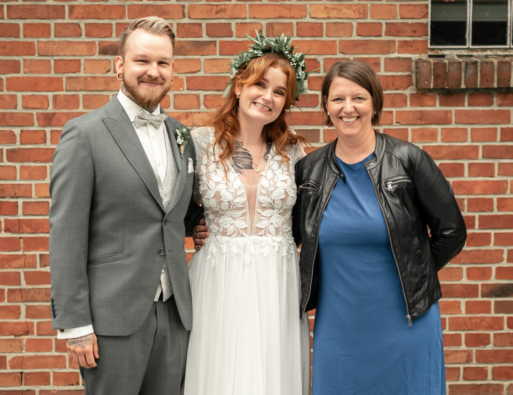 Hochzeitsplanerin mit Brautpaar