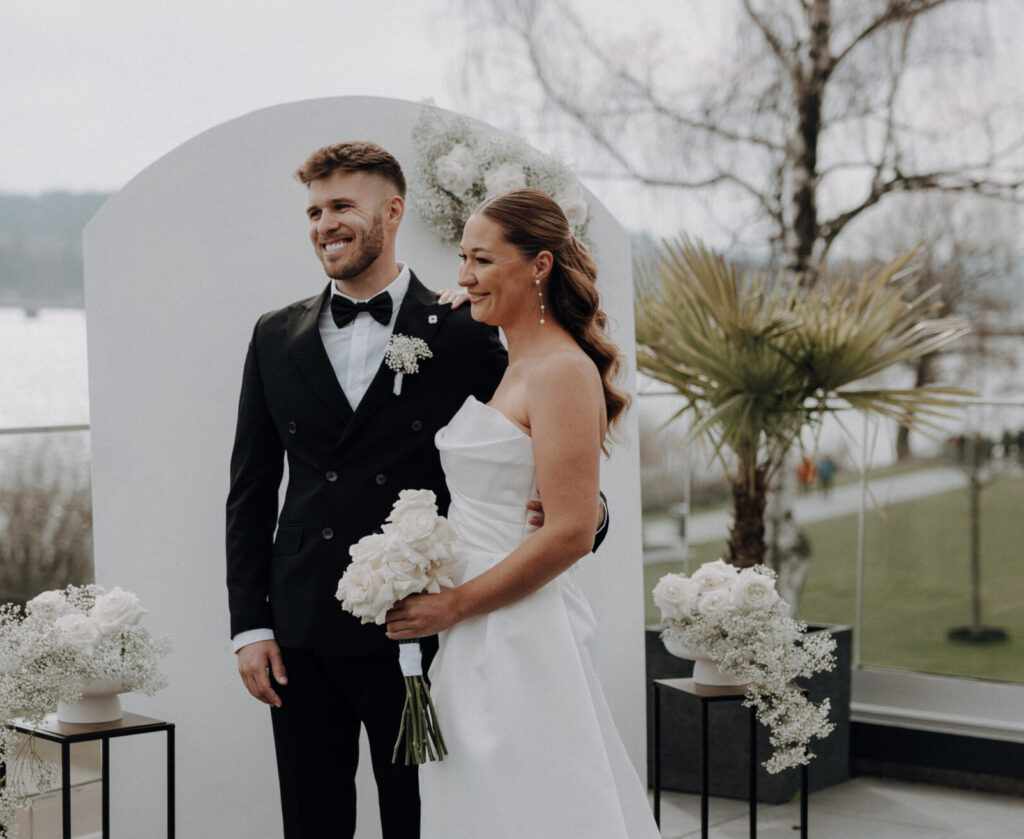 Hochzeitspaar bei der freien Trauung in Hochzeitslocation am Möhnesee